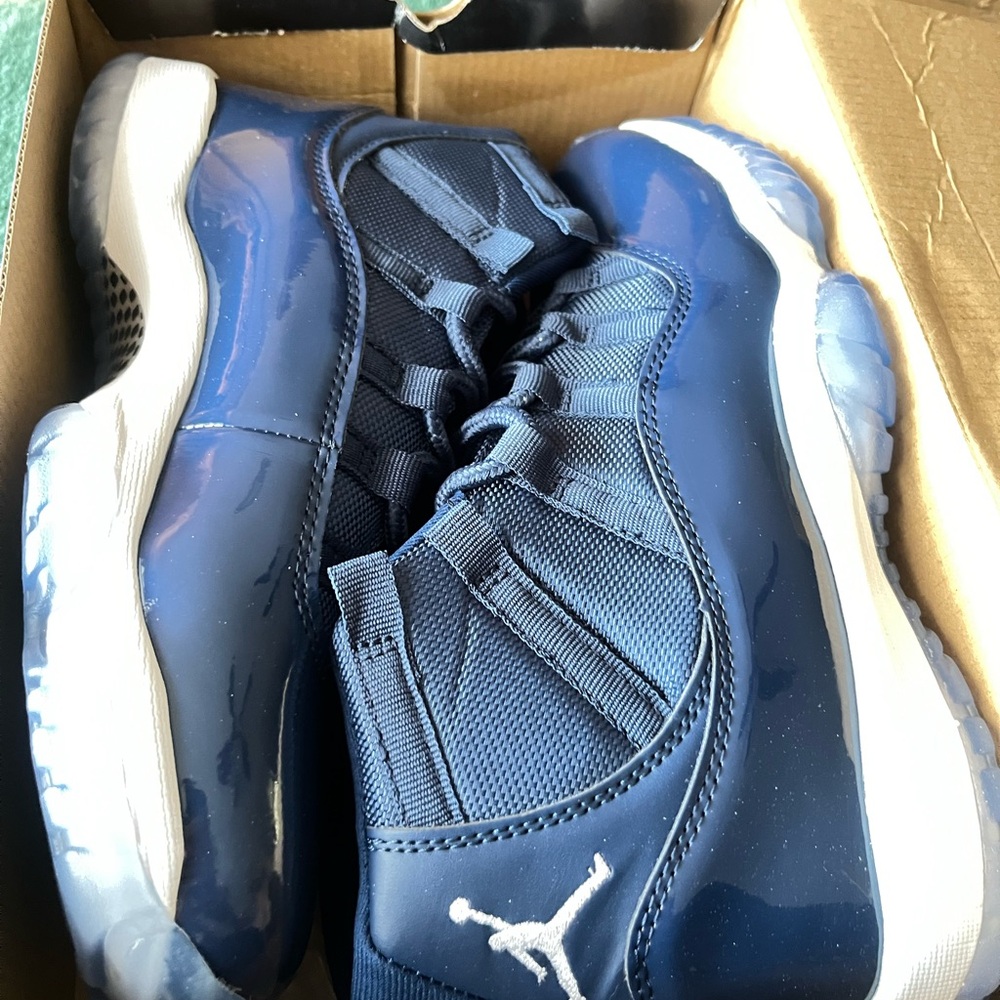 New size 9.5 Air Jordan 11 Retro Navy Blue Patent Leather Sneakers. 👟